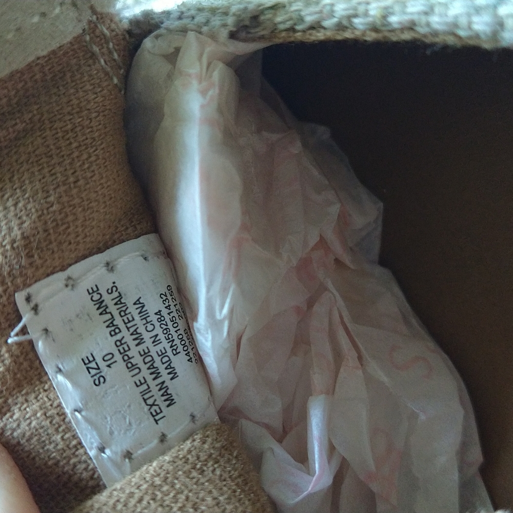 Toddler.Never worn: Canvas Shoes. Size 10 Toddler. Unisex - Picture 12 of 12